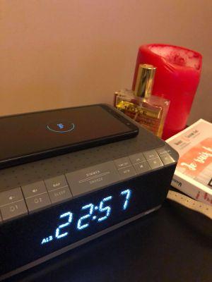 Radio réveil avec chargeur sans fil